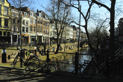 900817 Gezicht op de Oudegracht te Utrecht, met de panden Oudegracht 198 -hoger, vanaf de Gaardbrug.